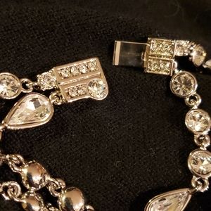 ANN TAYLOR NWT BEAUTIFUL ROUND & TEARDROP NECKLACE